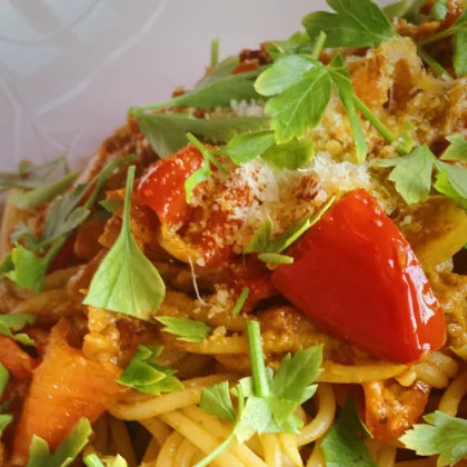 Spaghetti mit Paprika-Erdnuss-Soße, Bild 2